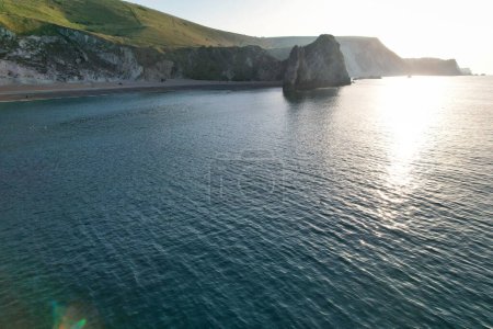 Téléchargez les photos : La plus belle vue grand angle du paysage britannique et vue sur la mer de Durdle Door Beach d'Angleterre Grande-Bretagne, Royaume-Uni. Les images ont été capturées avec la caméra de Drone le 9 septembre 2023. (Durdle Dor) - en image libre de droit