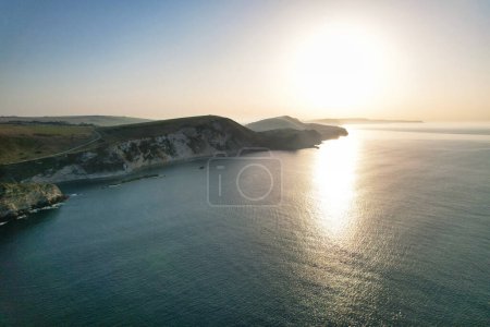 Foto de Vista panorámica más hermosa del paisaje británico y vista al mar de Durdle Door Beach of England Gran Bretaña, Reino Unido. El metraje fue capturado con la cámara de Drone el 9 de septiembre de 2023. (Durdle Dor) - Imagen libre de derechos