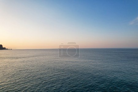 Téléchargez les photos : La plus belle vue grand angle du paysage britannique et vue sur la mer de Durdle Door Beach d'Angleterre Grande-Bretagne, Royaume-Uni. Les images ont été capturées avec la caméra de Drone le 9 septembre 2023. (Durdle Dor) - en image libre de droit