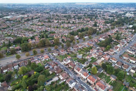 Téléchargez les photos : Vue Aérienne Des Maisons Résidentielles Et De La Zone Industrielle Combinées à Dallow Road Près De Farley Hills Luton City, Angleterre Royaume-Uni. La séquence à angle élevé a été capturée avec la caméra du drone le 7 septembre 2023 - en image libre de droit
