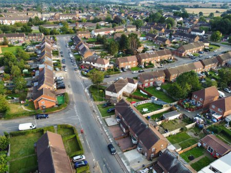 Foto de Vista aérea de casas residenciales y polígonos industriales combinados en Dallow Road cerca de Farley Hills Luton City, Inglaterra. El video de alto ángulo fue capturado con la cámara del dron el 7 de septiembre de 2023 - Imagen libre de derechos