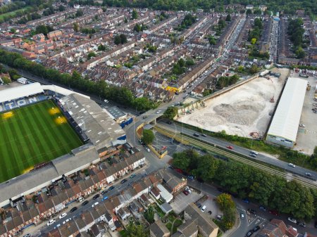 Foto de Vista aérea de casas residenciales y polígonos industriales combinados en Dallow Road cerca de Farley Hills Luton City, Inglaterra. El video de alto ángulo fue capturado con la cámara del dron el 7 de septiembre de 2023 - Imagen libre de derechos