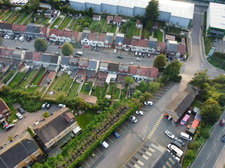 Téléchargez les photos : Vue Aérienne Des Maisons Résidentielles Et De La Zone Industrielle Combinées à Dallow Road Près De Farley Hills Luton City, Angleterre Royaume-Uni. La séquence à angle élevé a été capturée avec la caméra du drone le 7 septembre 2023 - en image libre de droit