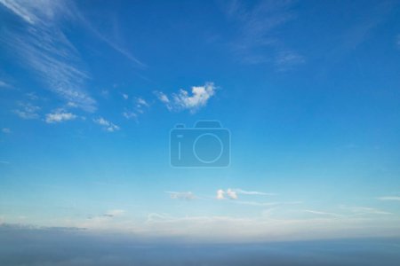 Téléchargez les photos : Les plus belles et les meilleures images à grand angle du ciel coloré dramatique d'en haut les nuages. Les nuages se déplacent rapidement au lever du soleil Tôt le matin au-dessus de Luton City en Angleterre Royaume-Uni - en image libre de droit
