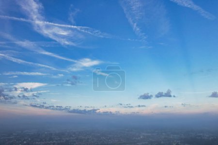 Foto de La más bella y mejor filmación de alto ángulo del cielo colorido dramático desde arriba de las nubes. Las nubes en rápido movimiento durante la salida del sol temprano en la mañana sobre Luton City of England Reino Unido - Imagen libre de derechos