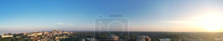 Foto de Vista panorámica aérea de la atracción turística británica de Bournemouth Beach y vista al mar Ciudad de Inglaterra Gran Bretaña Reino Unido. Imagen de ángulo alto capturada con la cámara del dron el 9 de septiembre de 2023 durante el clima caliente y la puesta del sol. - Imagen libre de derechos