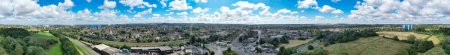 Foto de Vista aérea panorámica de las casas del distrito residencial británico durante el hermoso atardecer sobre la ciudad de Luton de Inglaterra Gran Bretaña. El metraje capturado con la cámara del dron el 15 de agosto de 2023 - Imagen libre de derechos
