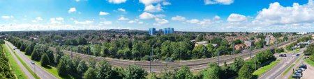 Foto de Vista aérea panorámica de las casas del distrito residencial británico durante el hermoso atardecer sobre la ciudad de Luton de Inglaterra Gran Bretaña. El metraje capturado con la cámara del dron el 15 de agosto de 2023 - Imagen libre de derechos