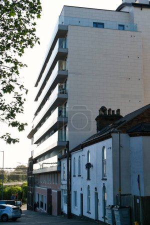 Téléchargez les photos : Vue à angle bas de Central Luton City et des bâtiments du centre-ville près de la gare centrale de Luton Town, Angleterre Grande-Bretagne Royaume-Uni. L'image capturée lors de la journée ensoleillée du 2 juin 2023 - en image libre de droit