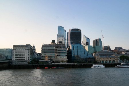 Téléchargez les photos : Vue à angle bas du bateau au-dessus des eaux de la Tamise au pont de Londres, capitale de l'Angleterre Grande-Bretagne. La Tamise traverse le cœur des attractions touristiques les plus attrayantes du centre de Londres. L'image a été capturée le 4 juin 2023 - en image libre de droit