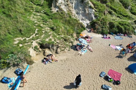 Téléchargez les photos : Foule à Durdle Door Beach en Angleterre Grande-Bretagne, Royaume-Uni. Capturé avec la caméra de Drone le 9 septembre 2023 - en image libre de droit