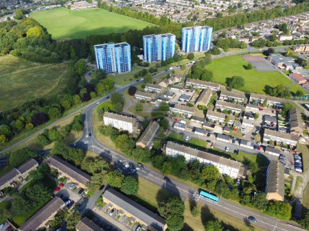 Téléchargez les photos : Vue à angle élevé des maisons résidentielles à East Luton, Angleterre, capturé le 17 août 2023 - en image libre de droit