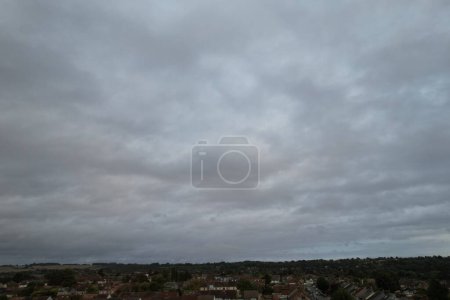 Téléchargez les photos : Beautiful Storm Clouds Scene over the British City of England UK - en image libre de droit