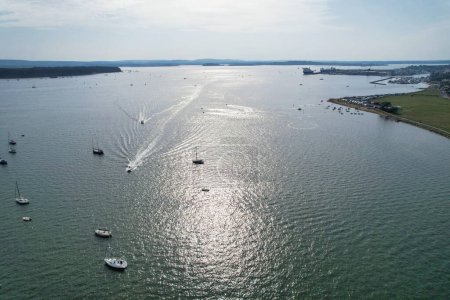 Foto de Barcos de alta velocidad en el océano de Poole Vista al mar Ciudad de Inglaterra Reino Unido, Hermosa atracción turística Beach City Tour capturado con la cámara del dron el 9 de septiembre de 2023 - Imagen libre de derechos