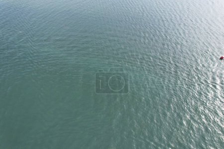 Foto de Barcos de alta velocidad en el océano de Poole Vista al mar Ciudad de Inglaterra Reino Unido, Hermosa atracción turística Beach City Tour capturado con la cámara del dron el 9 de septiembre de 2023 - Imagen libre de derechos