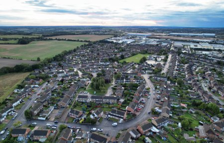 Foto de Vista aérea del noreste de Luton City of England durante la lluvia y el atardecer nublado. La imagen de ángulo alto fue capturada con la cámara del dron el 22 de septiembre de 2023 - Imagen libre de derechos