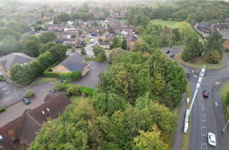 Téléchargez les photos : Vue Aérienne Du Nord-Est De La Ville De Luton, En Angleterre, Pendant La Pluie Et Le Coucher Du Soleil Nuageux. L'image à grand angle a été capturée avec la caméra du drone le 22 septembre 2023 - en image libre de droit