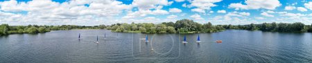 Téléchargez les photos : Vue Aérienne du Lac Caldecotte à Milton Keynes City of England Royaume-Uni, Capturé le 21 Août 2023 avec la Caméra du Drone. - en image libre de droit