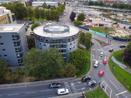 Foto de Vista de ángulo alto del centro del sureste y la ciudad central de Luton y el distrito comercial durante la puesta del sol. La imagen fue capturada con la cámara del dron el 1 de septiembre de 2023 - Imagen libre de derechos