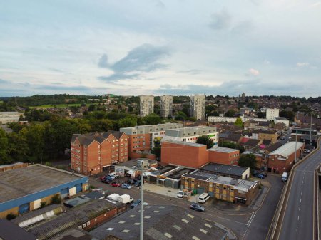 Téléchargez les photos : Vue à angle élevé du sud-est du centre-ville et du centre-ville de Luton et du quartier commercial pendant le coucher du soleil. L'image a été capturée avec la caméra du drone le 1er septembre 2023 - en image libre de droit