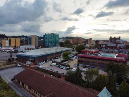 Téléchargez les photos : Vue à angle élevé du sud-est du centre-ville et du centre-ville de Luton et du quartier commercial pendant le coucher du soleil. L'image a été capturée avec la caméra du drone le 1er septembre 2023 - en image libre de droit