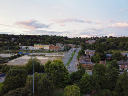 Foto de Vista de ángulo alto del centro del sureste y la ciudad central de Luton y el distrito comercial durante la puesta del sol. La imagen fue capturada con la cámara del dron el 1 de septiembre de 2023 - Imagen libre de derechos