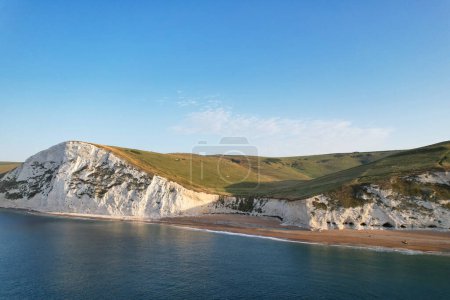 Foto de Paisaje más hermoso y vista al mar de Durdle Door Beach of England Gran Bretaña, Reino Unido. Image Fue capturada con la cámara de Drone el 9 de septiembre de 2023 - Imagen libre de derechos
