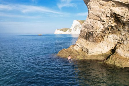 Téléchargez les photos : Plus beau paysage et vue sur la mer de Durdle Door Beach d'Angleterre Grande-Bretagne, Royaume-Uni. Image prise avec l'appareil photo de Drone le 9 septembre 2023 - en image libre de droit