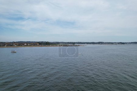 Téléchargez les photos : Bateaux à grande vitesse dans l'océan de Poole Vue sur la mer Ville d'Angleterre Royaume-Uni, Belle attraction touristique Beach City Tour capturé avec la caméra du drone le 9 septembre 2023 - en image libre de droit