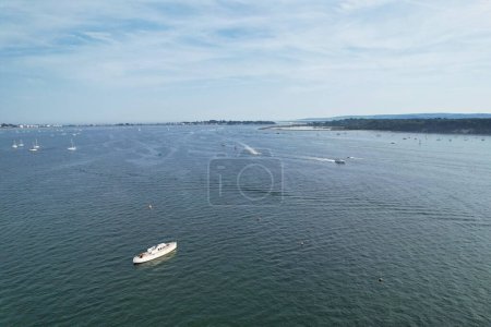 Téléchargez les photos : Bateaux à grande vitesse dans l'océan de Poole Vue sur la mer Ville d'Angleterre Royaume-Uni, Belle attraction touristique Beach City Tour capturé avec la caméra du drone le 9 septembre 2023 - en image libre de droit