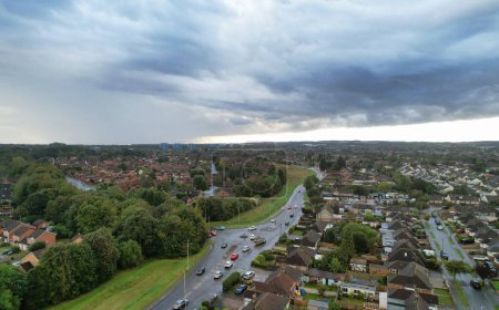 Téléchargez les photos : Vue Aérienne Du Nord-Est De La Ville De Luton, En Angleterre, Pendant La Pluie Et Le Coucher Du Soleil Nuageux. L'image à grand angle a été capturée avec la caméra du drone le 22 septembre 2023 - en image libre de droit