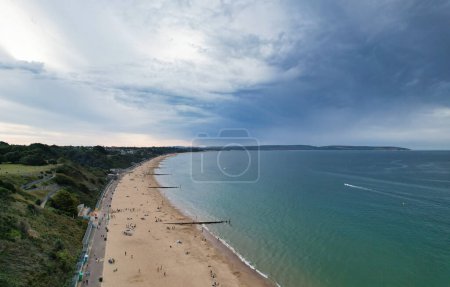 Foto de Vista aérea del destino turístico más hermoso y atractivo de Bournemouth City Sandy Beach of England Gran Bretaña, imagen fue capturada con la cámara del dron el 23 de agosto de 2023 durante el día soleado. - Imagen libre de derechos