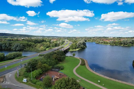 Téléchargez les photos : Milton Keynes, Angleterre, Royaume-Uni - 21 mai 2023 : vue aérienne du lac Caldecotte - en image libre de droit