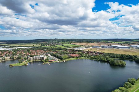 Foto de Milton Keynes, Inglaterra, Reino Unido - 21 de mayo de 2023: vista aérea del lago Caldecotte - Imagen libre de derechos