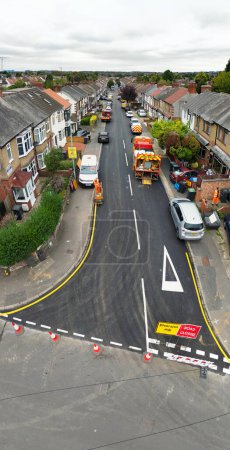 Foto de Vista en ángulo alto de la calle de la ciudad de Luton durante obras viales y señalización de carril. Luton, Inglaterra Reino Unido. 2 de octubre de 2023 - Imagen libre de derechos