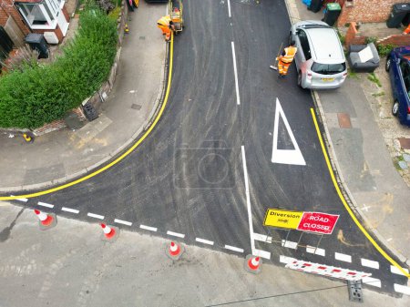 Foto de Vista en ángulo alto de la calle de la ciudad de Luton durante obras viales y señalización de carril. Luton, Inglaterra Reino Unido. 2 de octubre de 2023 - Imagen libre de derechos