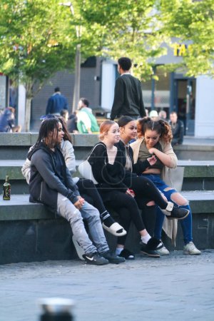 Foto de Gente en Central Luton City of England, Gran Bretaña, La mayoría de los turistas son internacionales de muchas comunidades del mundo. Imagen capturada el 2 de julio de 2023 - Imagen libre de derechos