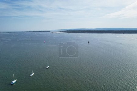 Foto de Imágenes en ángulo alto de barcos de alta velocidad en el océano de Poole Vista al mar Ciudad de Inglaterra Reino Unido, Hermosa atracción turística Beach City Tour capturado con la cámara del dron el 9 de septiembre de 2023 - Imagen libre de derechos