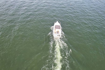 Téléchargez les photos : Images à grand angle de bateaux à grande vitesse dans l'océan de Poole Vue sur la mer Ville d'Angleterre Royaume-Uni, Belle attraction touristique Beach City Tour capturé avec la caméra du drone le 9 septembre 2023 - en image libre de droit