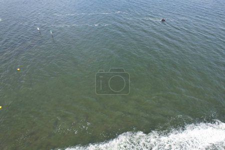 Téléchargez les photos : Images à grand angle de bateaux à grande vitesse dans l'océan de Poole Vue sur la mer Ville d'Angleterre Royaume-Uni, Belle attraction touristique Beach City Tour capturé avec la caméra du drone le 9 septembre 2023 - en image libre de droit