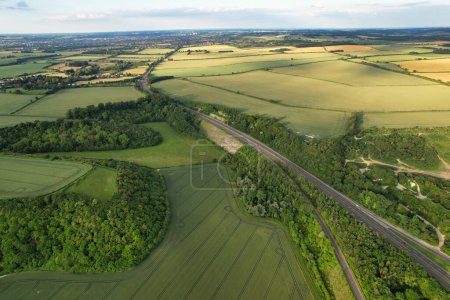 Foto de Granjas agrícolas británicas de Sharpenhoe Clappers Paisaje rural Cerca de Luton City of England Gran Bretaña del Reino Unido. Filmación fue capturada con la cámara de Drone el 24 de junio de 2023 - Imagen libre de derechos