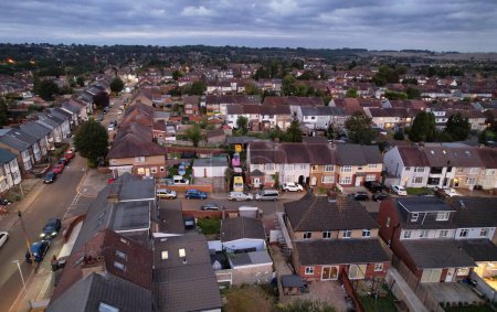 Foto de Hermosa vista de alto ángulo del cielo colorido con nubes dramáticas durante la escena de la mañana del amanecer sobre la ciudad de Luton de Inglaterra Reino Unido. 27 de septiembre de 2023 - Imagen libre de derechos