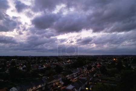 Foto de Hermosa vista de alto ángulo del cielo colorido con nubes dramáticas durante la escena de la mañana del amanecer sobre la ciudad de Luton de Inglaterra Reino Unido. 27 de septiembre de 2023 - Imagen libre de derechos