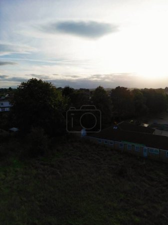 Téléchargez les photos : Vue Aérienne Du Nord-Est De Luton City, Angleterre, Sous Le Ciel Nuageux. Capturé avec Drone Camera le 10 octobre 2023 - en image libre de droit