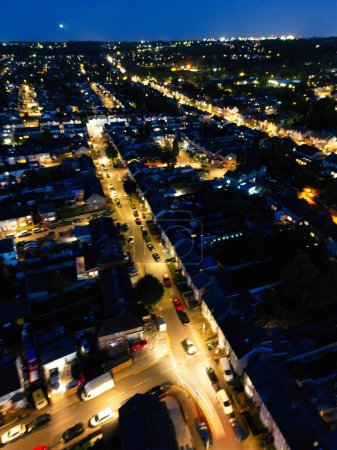 Téléchargez les photos : Vue Aérienne de Luton Town Illuminée d'Angleterre Grande-Bretagne, Royaume-Uni. Capturé Après Le Coucher Du Soleil Avec La Caméra Du Drone le 3 Octobre, 2023 - en image libre de droit