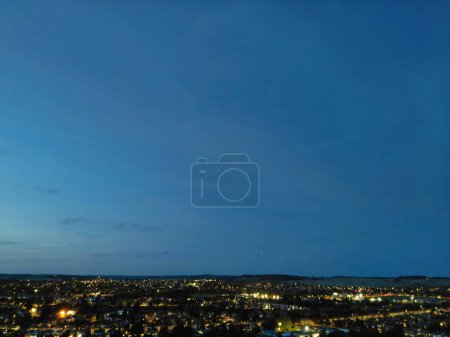 Foto de Vista aérea de Illuminated Luton Town of England Gran Bretaña, Reino Unido. Capturado después del atardecer con la cámara de Drone el 3 de octubre de 2023 - Imagen libre de derechos