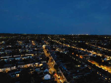 Téléchargez les photos : Vue Aérienne de Luton Town Illuminée d'Angleterre Grande-Bretagne, Royaume-Uni. Capturé Après Le Coucher Du Soleil Avec La Caméra Du Drone le 3 Octobre, 2023 - en image libre de droit