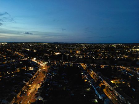 Luftaufnahme der beleuchteten Stadt Luton in England Großbritannien, Großbritannien. Aufgenommen nach Sonnenuntergang mit Drohne am 3. Oktober 2023