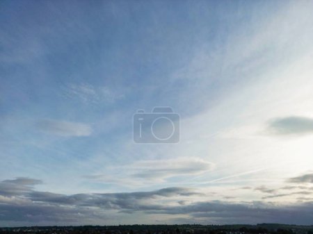 Téléchargez les photos : Le plus beau ciel et les nuages au-dessus de Luton City en Angleterre pendant le coucher du soleil. Capturé avec la caméra du drone - en image libre de droit