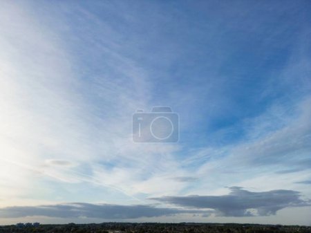 Téléchargez les photos : Le plus beau ciel et les nuages au-dessus de Luton City en Angleterre pendant le coucher du soleil. Capturé avec la caméra du drone - en image libre de droit